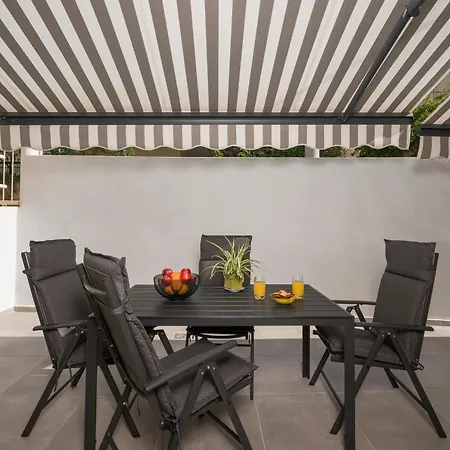 Casa Amarillo - Halepa *